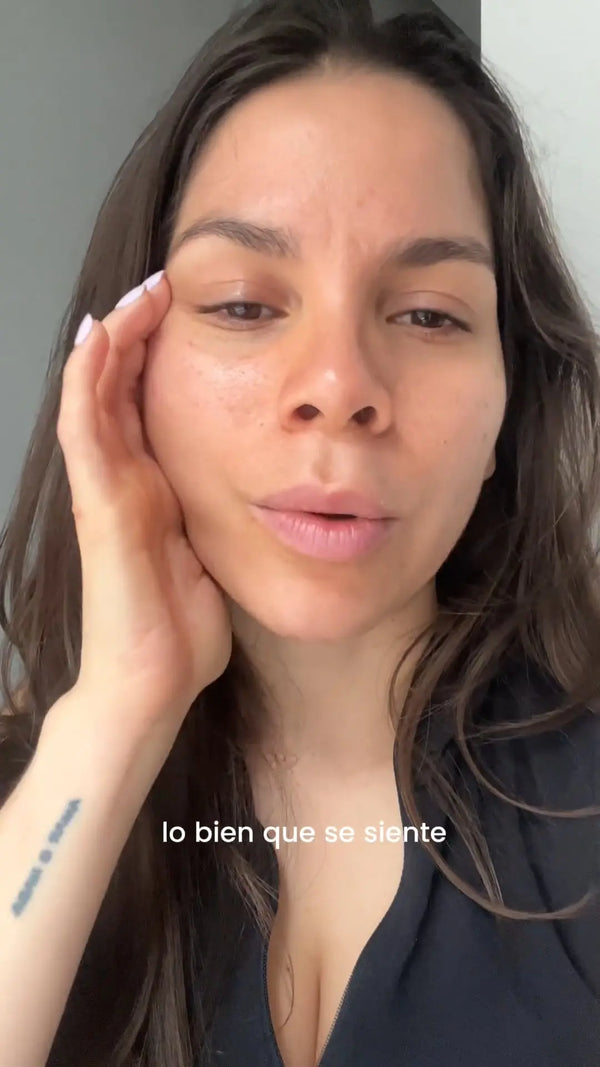 Participante mostrando su piel sin maquillaje después 4 semanas del estudio utilizando la rutina