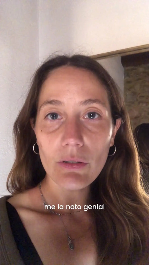 Participante explicando cómo los 4 productos trabajan en sinergia sobre su piel